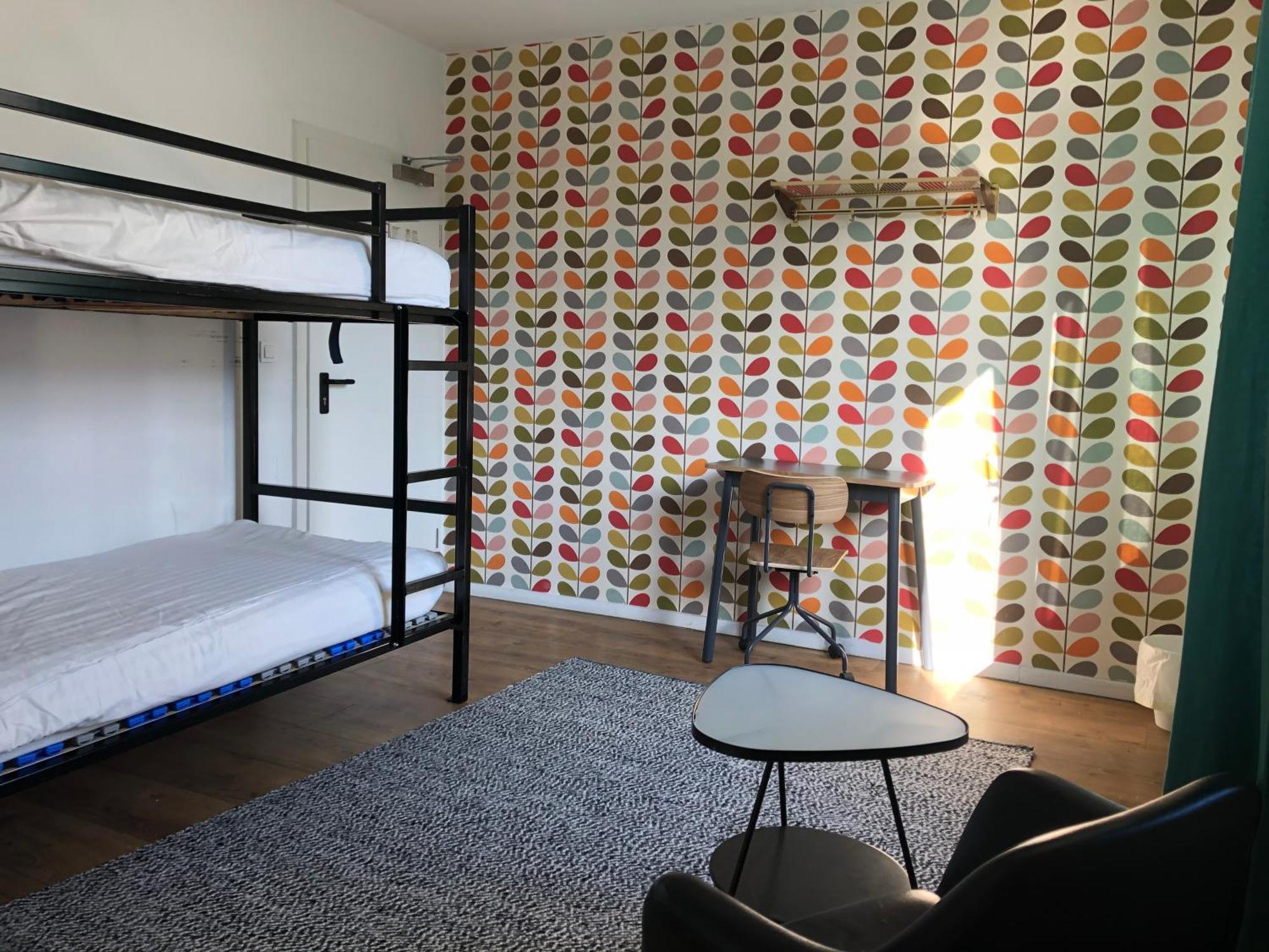 Tweepersoonskamer met 2 Aparte Bedden en Badkamer