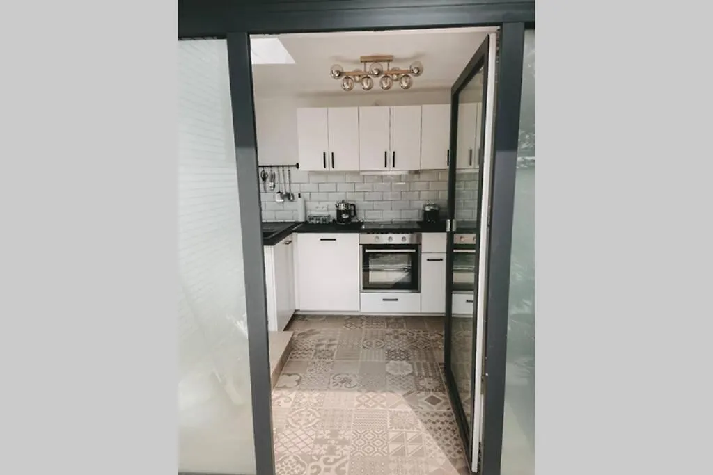 Wunderschoene Sanierte Wohnung Vor Den Toren Koelns-1