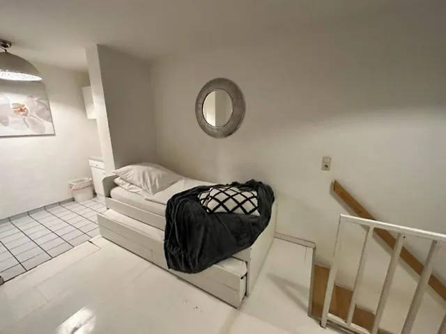 Top Lage I Schokoladenmusem I Einfaches Souterrain Apartment-1