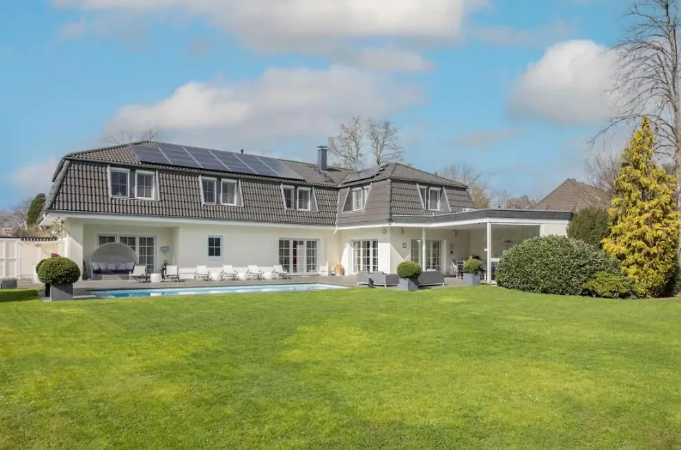 Aussergewoehnliche Villa Auf Einem 2.200 M² Grossen Grundstueck In Bester Lage In Alt Hahnwald-1