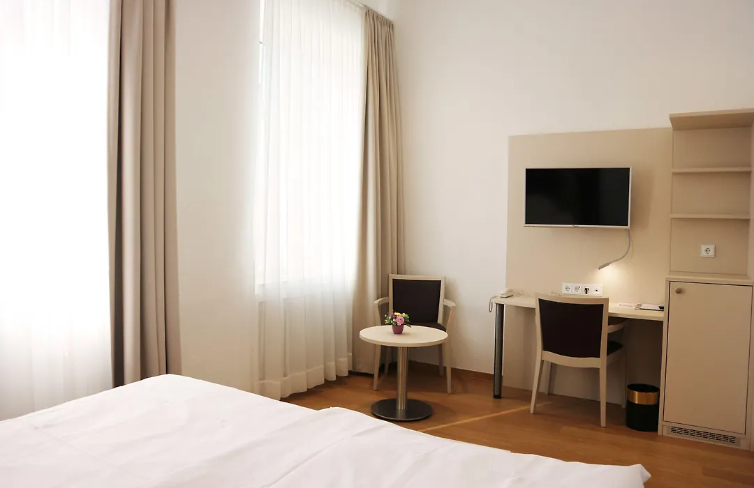 Tante Alma'S Koelner Hotel-1