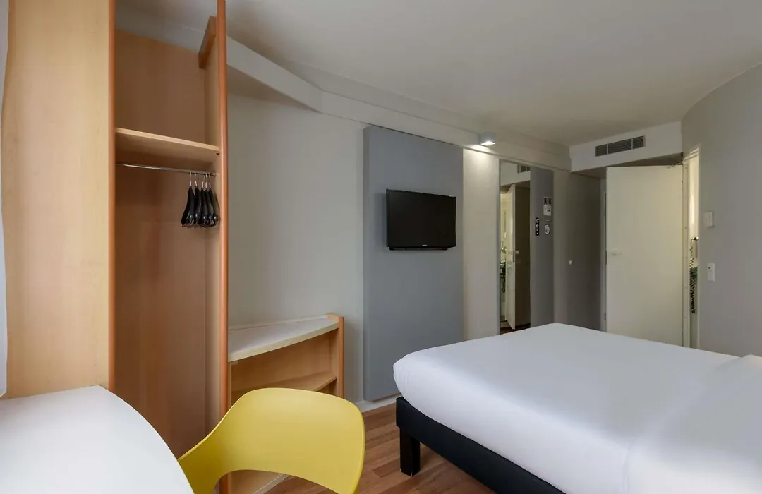 Ibis Hotel Koeln Airport-1