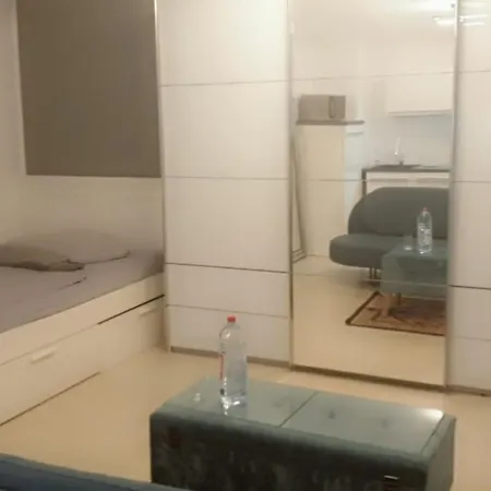 Apartment Mit Schoener, Moderner Einrichtung-3