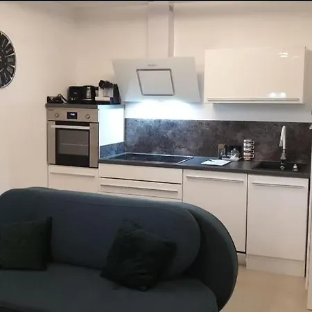 Apartment Mit Schoener, Moderner Einrichtung-2