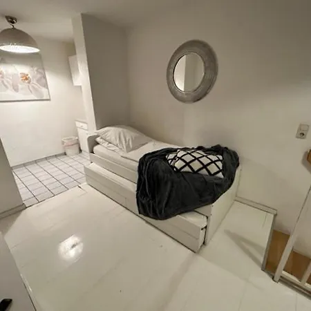 Top Lage I Schokoladenmusem I Einfaches Souterrain Apartment-3