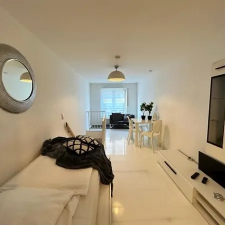 Top Lage I Schokoladenmusem I Einfaches Souterrain Apartment-2