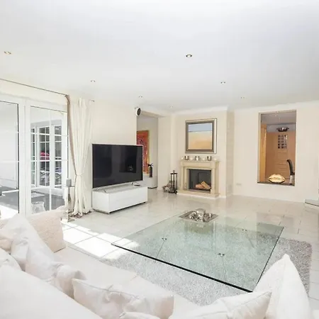 Aussergewoehnliche Villa Auf Einem 2.200 M² Grossen Grundstueck In Bester Lage In Alt Hahnwald-3