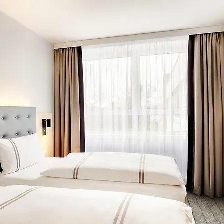 Premier Inn Koeln City Centre-2