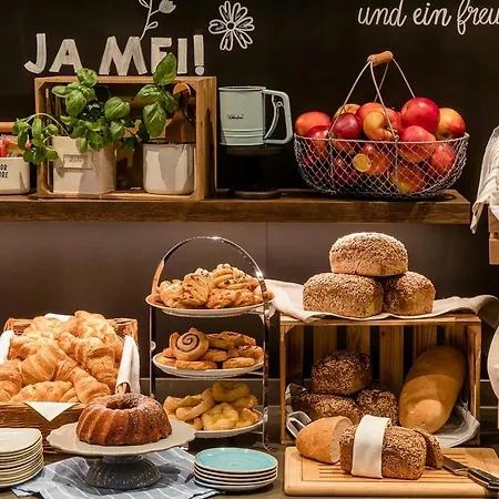 Motel One Koeln-Neumarkt-2